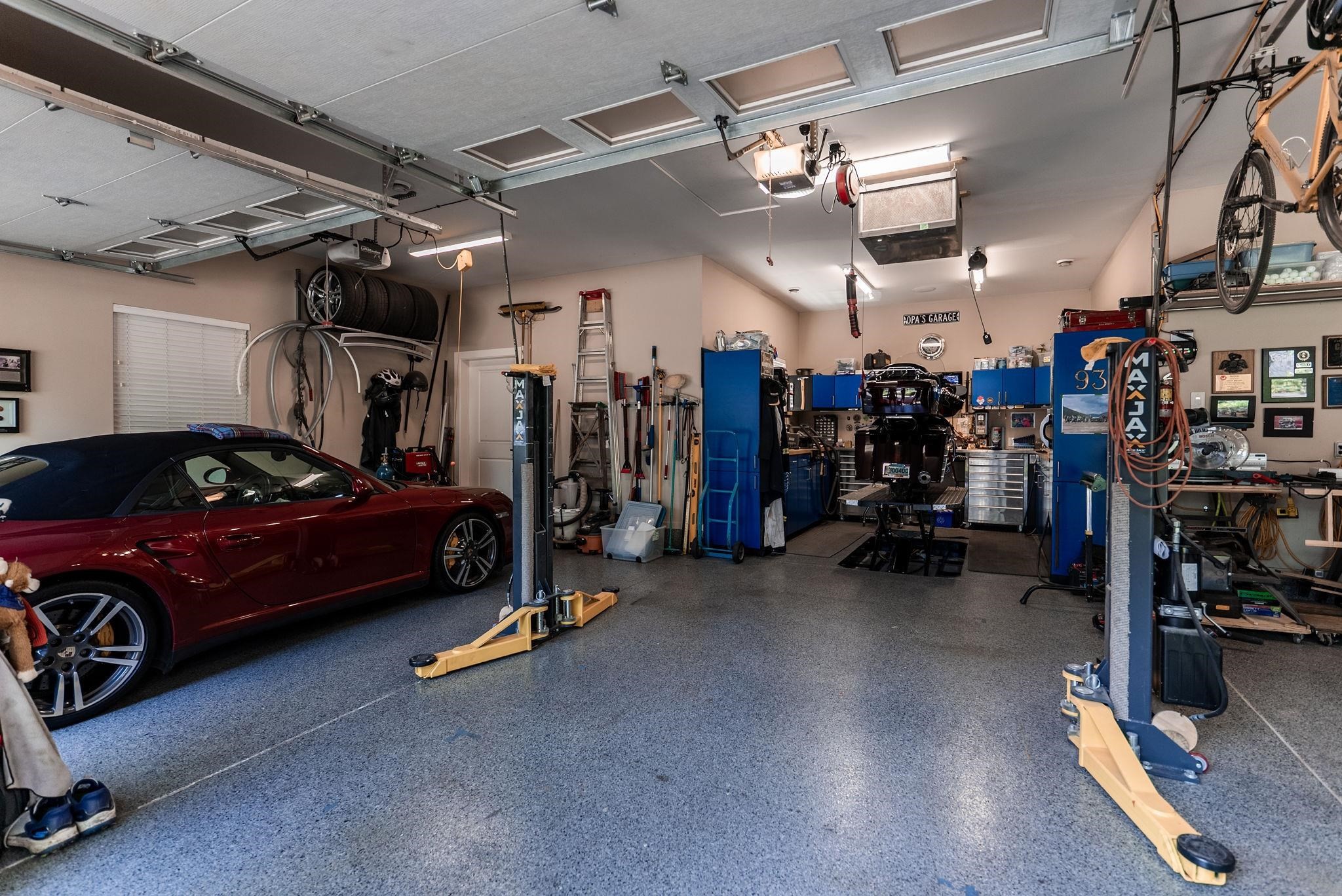 930 Selkirk Crescent, Coquitlam, BC - Indoor Photo Showing Garage