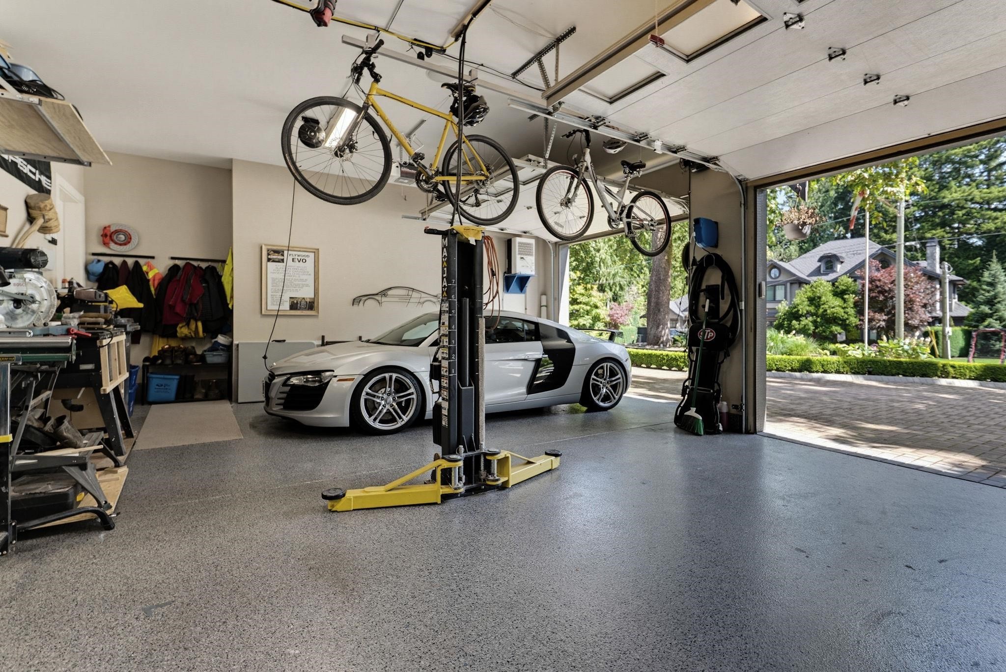930 Selkirk Crescent, Coquitlam, BC - Indoor Photo Showing Garage