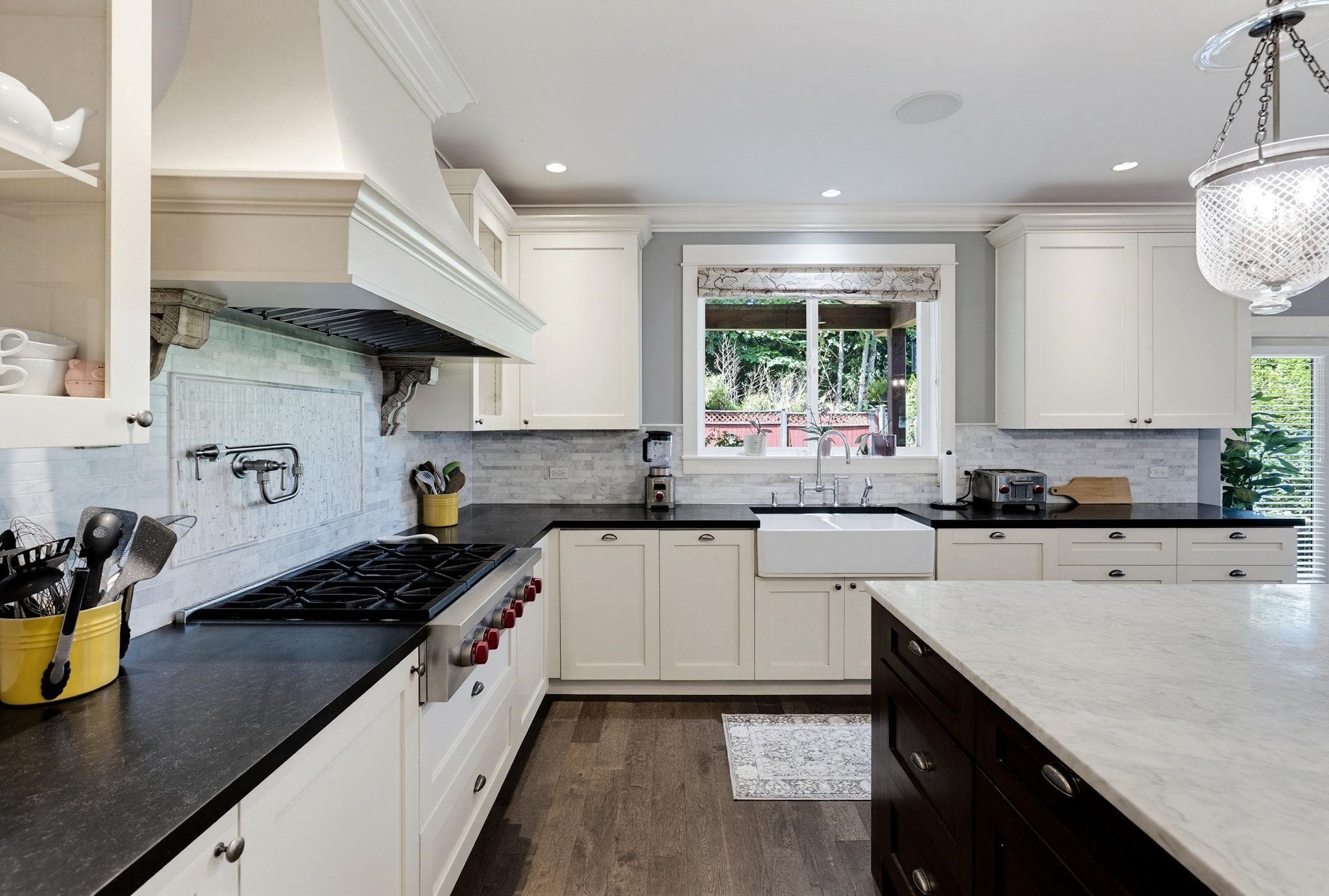 930 Selkirk Crescent, Coquitlam, BC - Indoor Photo Showing Kitchen With Upgraded Kitchen