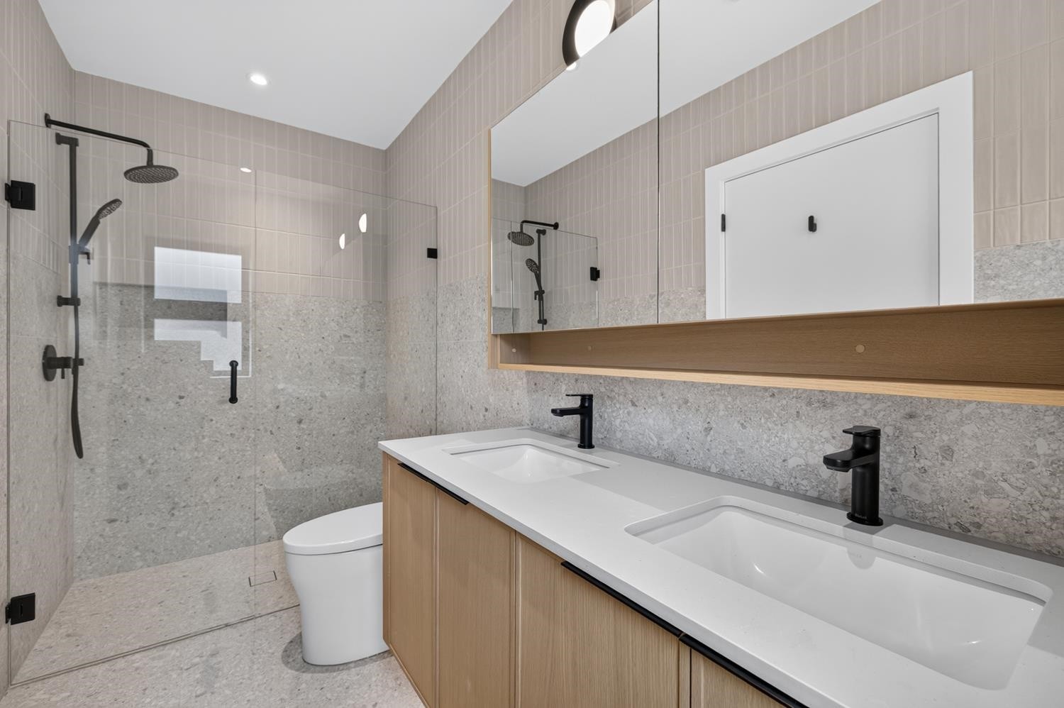 2-58 40Th Avenue E, Vancouver, BC - Indoor Photo Showing Bathroom