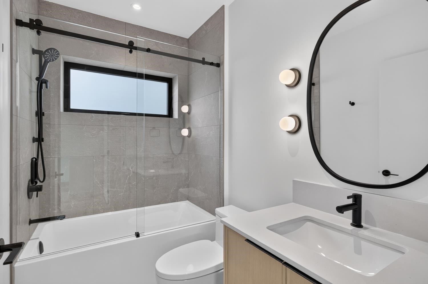 2-58 40Th Avenue E, Vancouver, BC - Indoor Photo Showing Bathroom