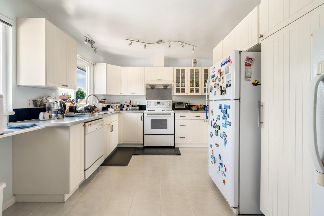 9551 Snowdon Avenue, Richmond, BC - Indoor Photo Showing Kitchen With Double Sink