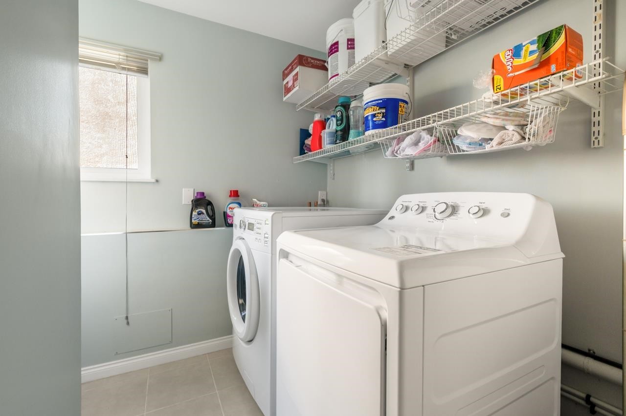 9551 Snowdon Avenue, Richmond, BC - Indoor Photo Showing Laundry Room