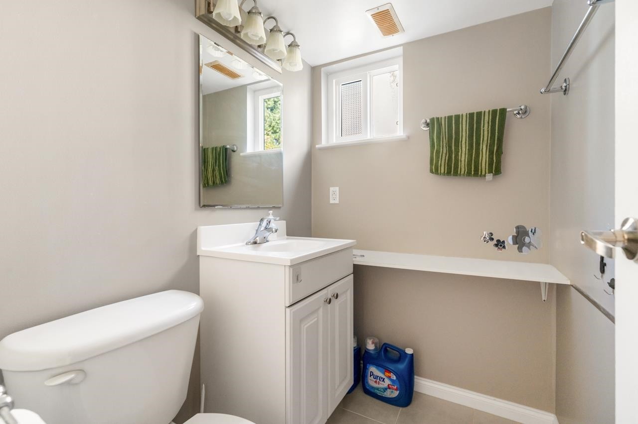 9551 Snowdon Avenue, Richmond, BC - Indoor Photo Showing Bathroom