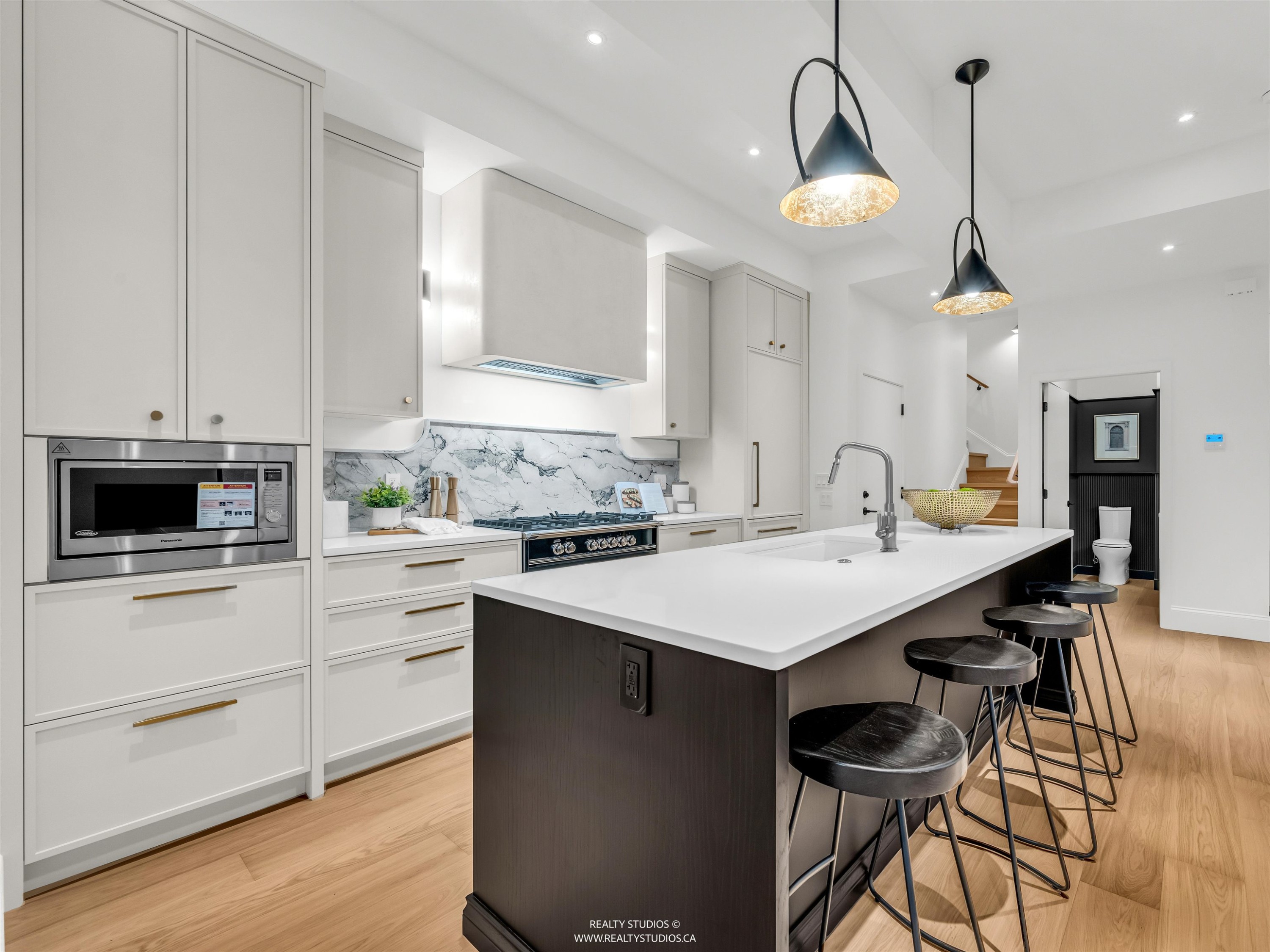 4090 Maple Crescent, Vancouver, BC - Indoor Photo Showing Kitchen With Upgraded Kitchen