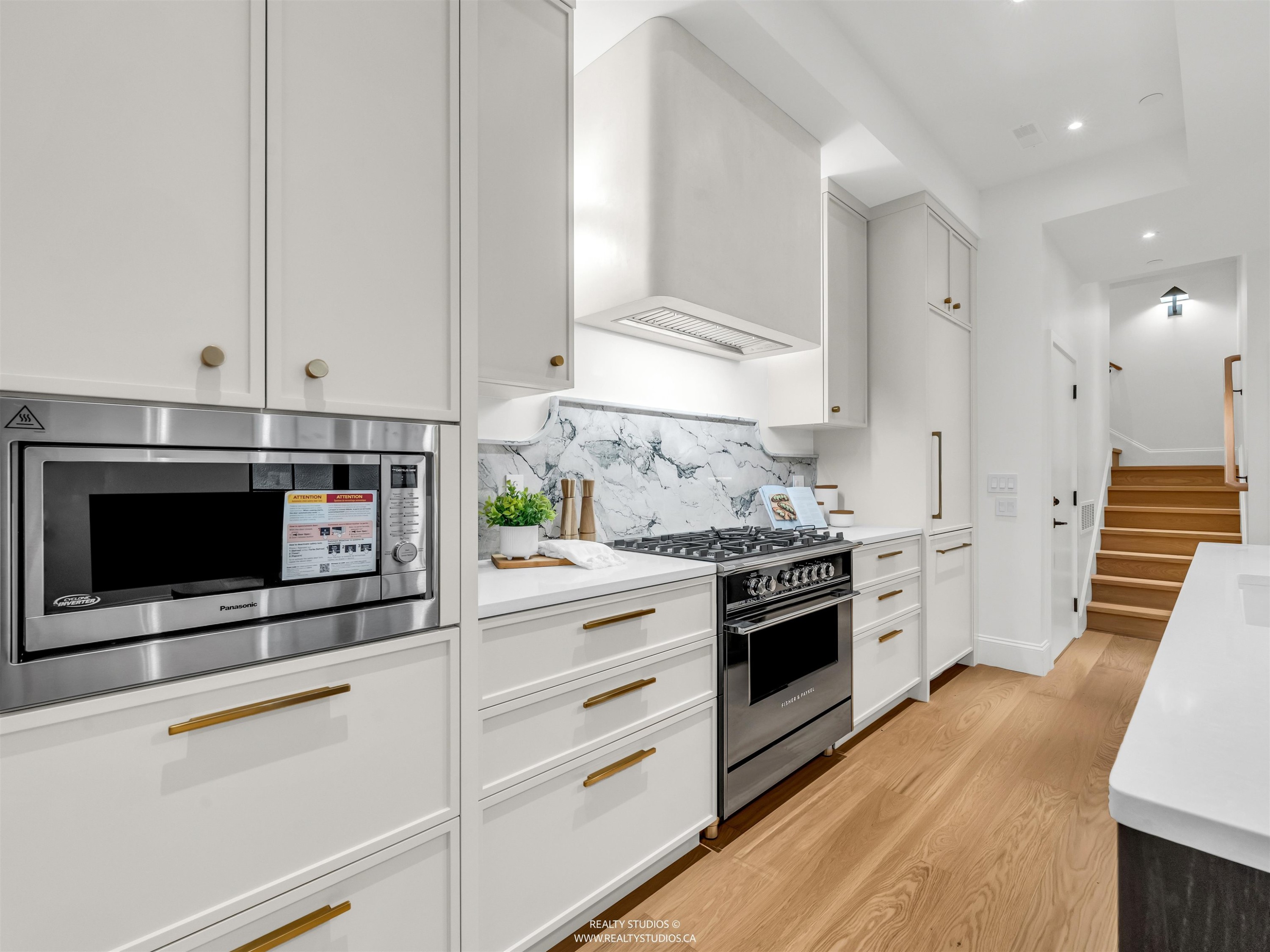 4090 Maple Crescent, Vancouver, BC - Indoor Photo Showing Kitchen With Upgraded Kitchen
