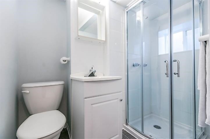 586 60Th Avenue E, Vancouver, BC - Indoor Photo Showing Bathroom
