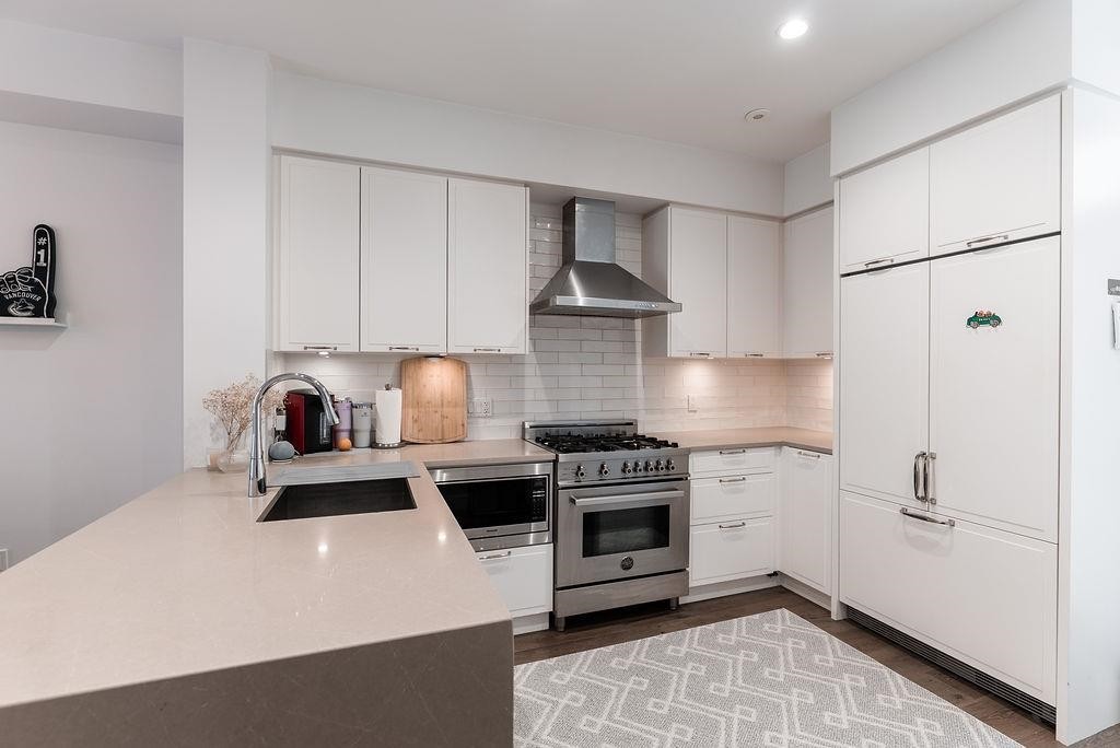 8123 Shaughnessy Street, Vancouver, BC - Indoor Photo Showing Kitchen With Upgraded Kitchen