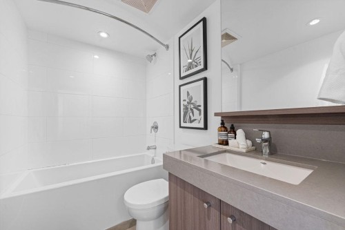 807-231 Pender Street E, Vancouver, BC - Indoor Photo Showing Bathroom