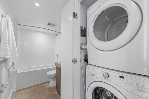 807-231 Pender Street E, Vancouver, BC - Indoor Photo Showing Laundry Room