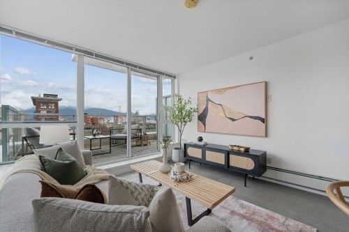 807-231 Pender Street E, Vancouver, BC - Indoor Photo Showing Living Room