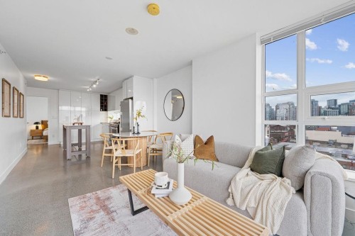 807-231 Pender Street E, Vancouver, BC - Indoor Photo Showing Living Room