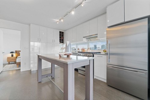 807-231 Pender Street E, Vancouver, BC - Indoor Photo Showing Kitchen