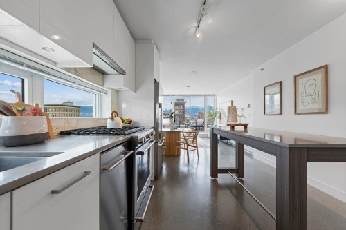 807-231 Pender Street E, Vancouver, BC - Indoor Photo Showing Kitchen With Upgraded Kitchen