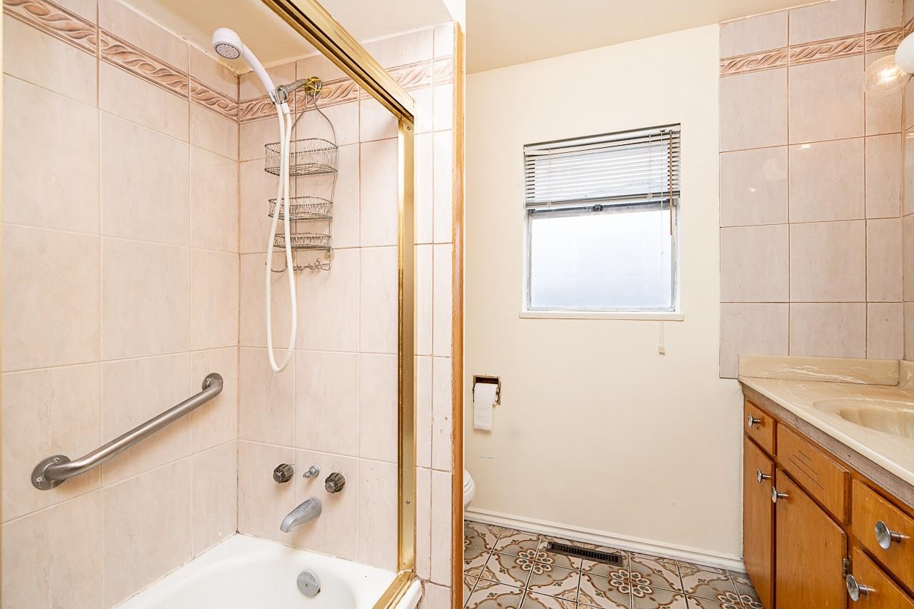 5326 Fleming Street, Vancouver, BC - Indoor Photo Showing Bathroom