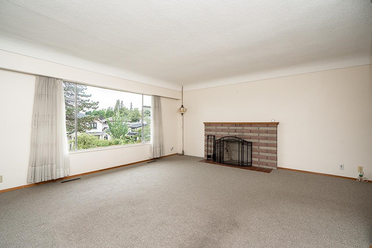 5326 Fleming Street, Vancouver, BC - Indoor Photo Showing Living Room With Fireplace
