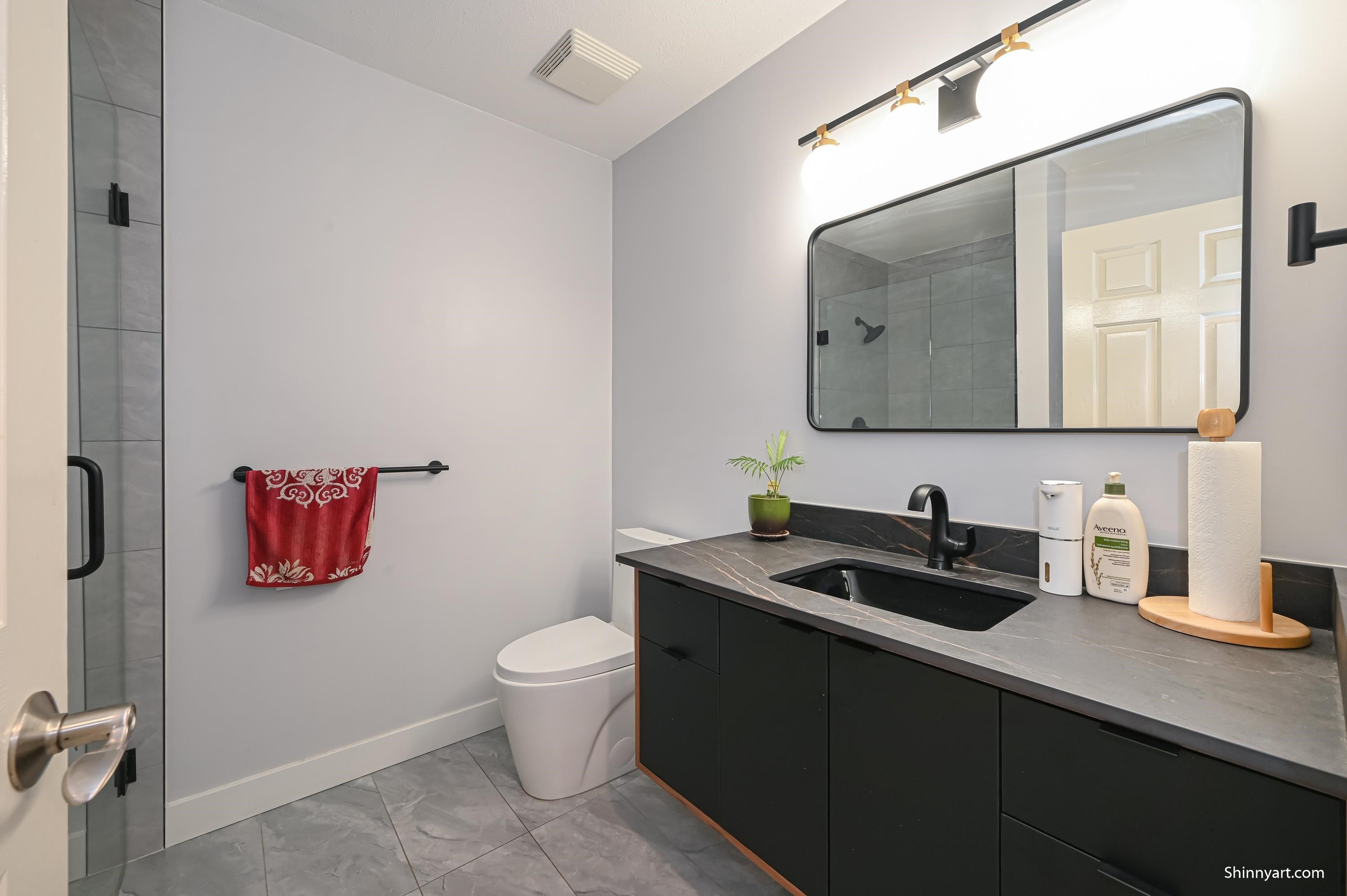 6339 Canada Way, Burnaby, BC - Indoor Photo Showing Bathroom