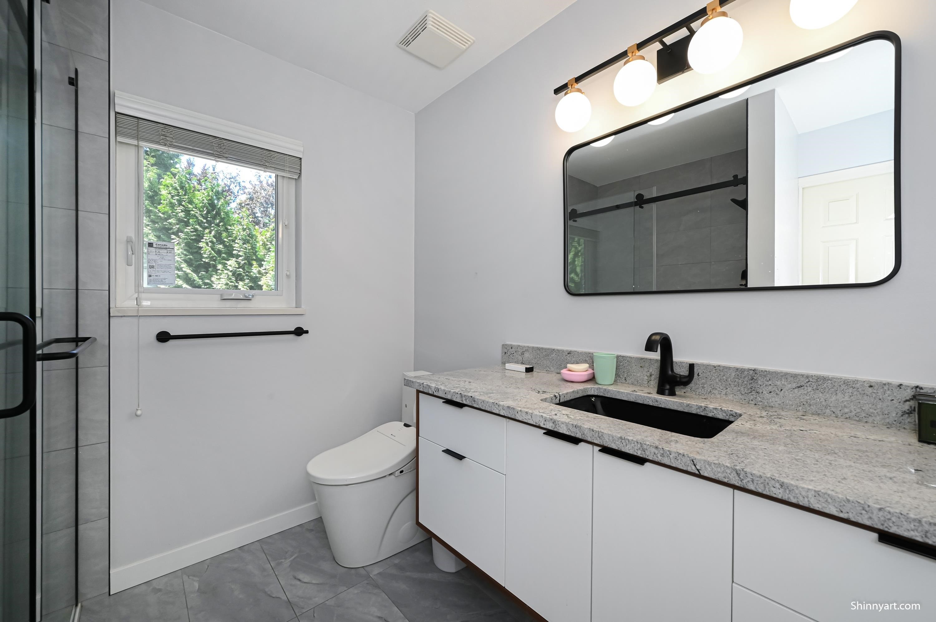 6339 Canada Way, Burnaby, BC - Indoor Photo Showing Bathroom