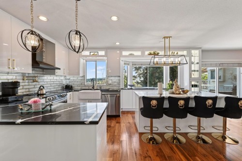 187 Warrick Street, Coquitlam, BC - Indoor Photo Showing Kitchen With Upgraded Kitchen