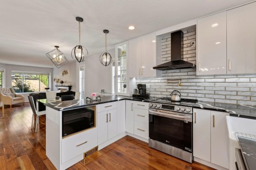 187 Warrick Street, Coquitlam, BC - Indoor Photo Showing Kitchen With Upgraded Kitchen