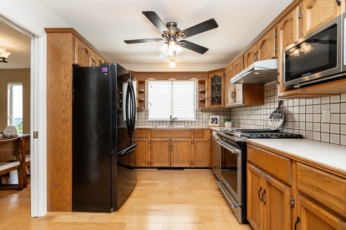2670 Brewster Drive, Coquitlam, BC - Indoor Photo Showing Kitchen