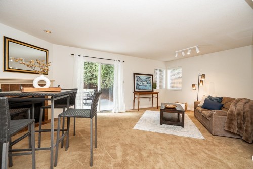 2670 Brewster Drive, Coquitlam, BC - Indoor Photo Showing Living Room