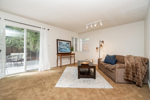 2670 Brewster Drive, Coquitlam, BC - Indoor Photo Showing Living Room