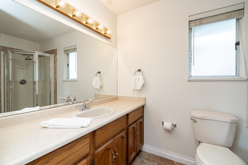 2670 Brewster Drive, Coquitlam, BC - Indoor Photo Showing Bathroom