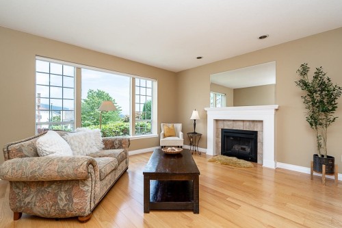 2670 Brewster Drive, Coquitlam, BC - Indoor Photo Showing Living Room With Fireplace
