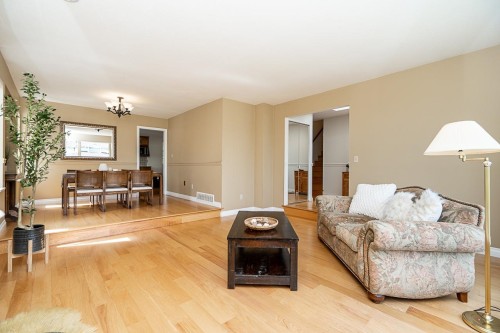 2670 Brewster Drive, Coquitlam, BC - Indoor Photo Showing Living Room