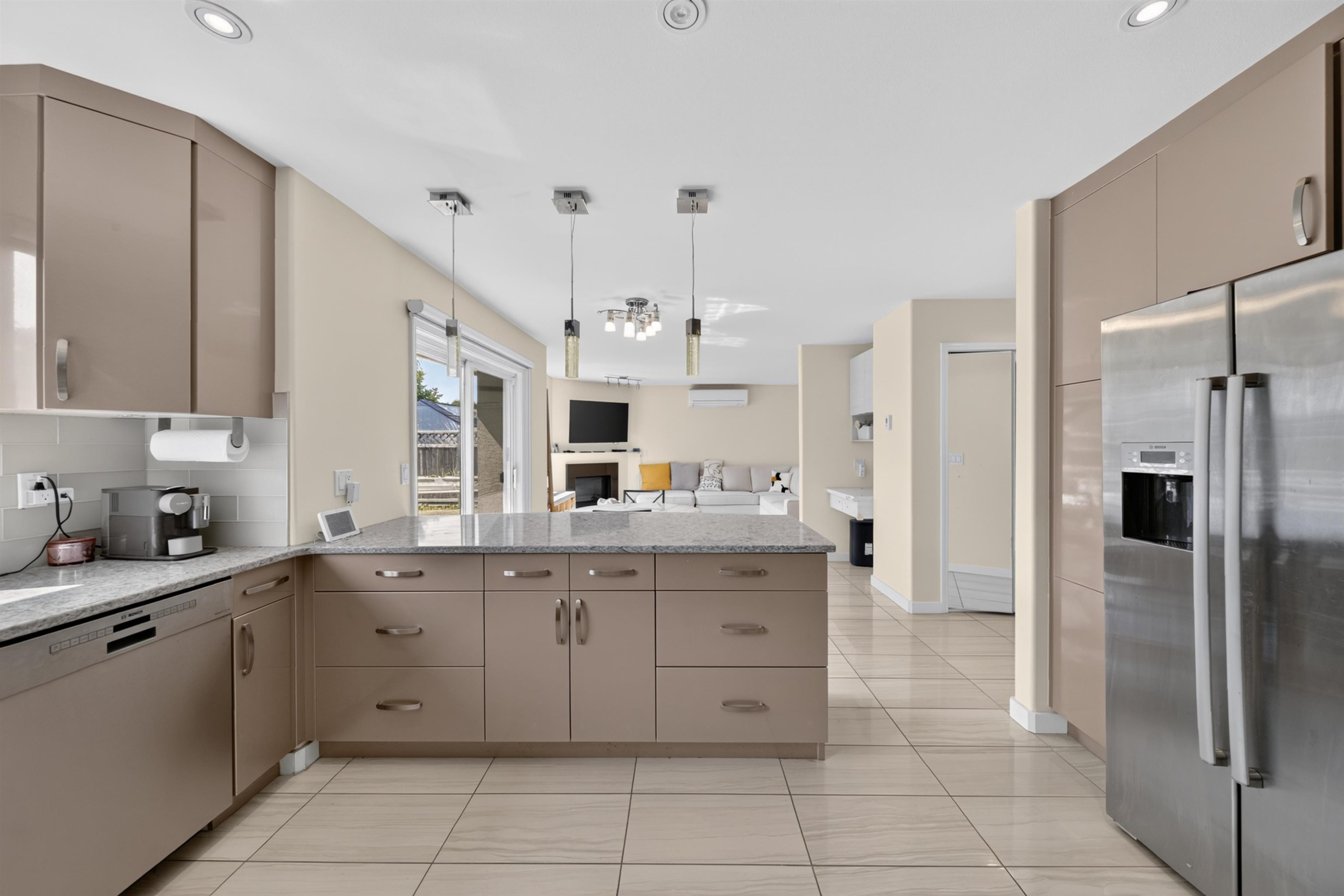 10360 Hall Avenue, Richmond, BC - Indoor Photo Showing Kitchen