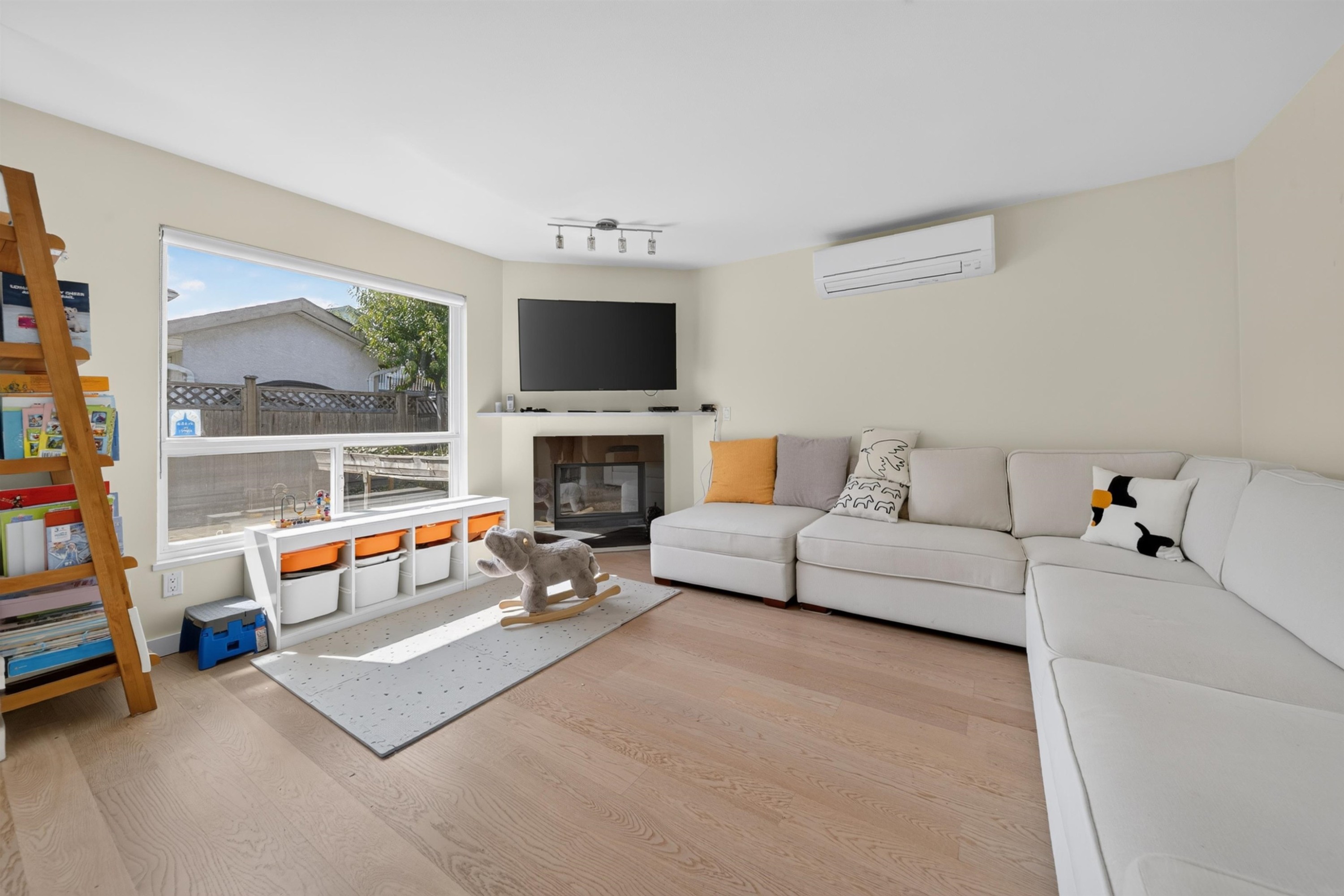 10360 Hall Avenue, Richmond, BC - Indoor Photo Showing Living Room With Fireplace