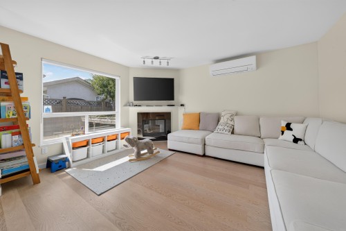 10360 Hall Avenue, Richmond, BC - Indoor Photo Showing Living Room With Fireplace