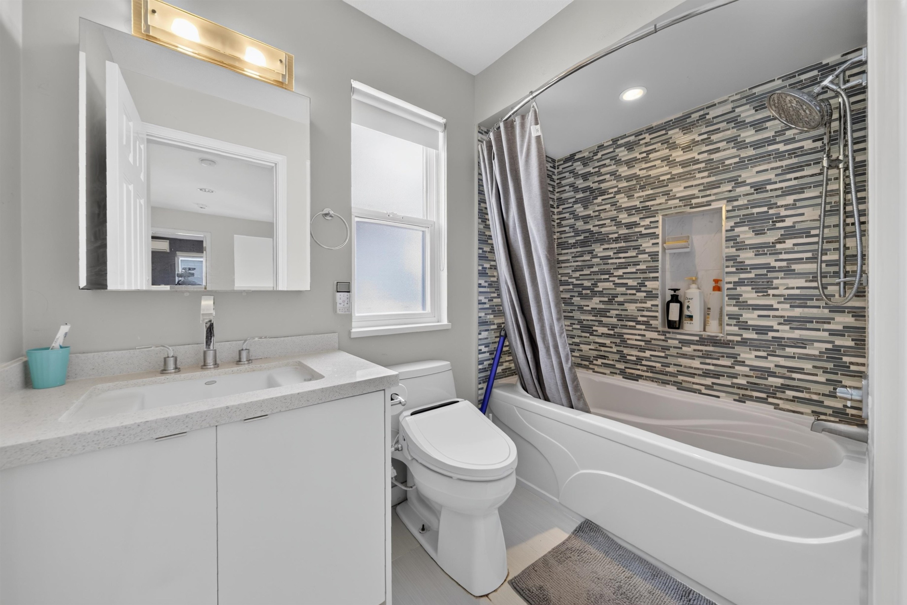 10360 Hall Avenue, Richmond, BC - Indoor Photo Showing Bathroom