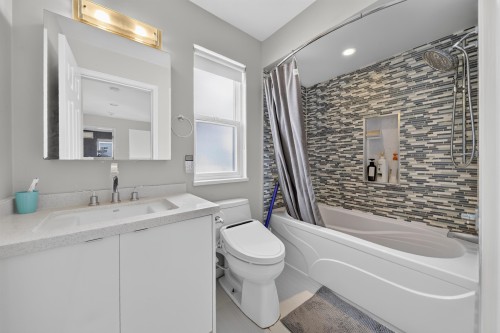 10360 Hall Avenue, Richmond, BC - Indoor Photo Showing Bathroom