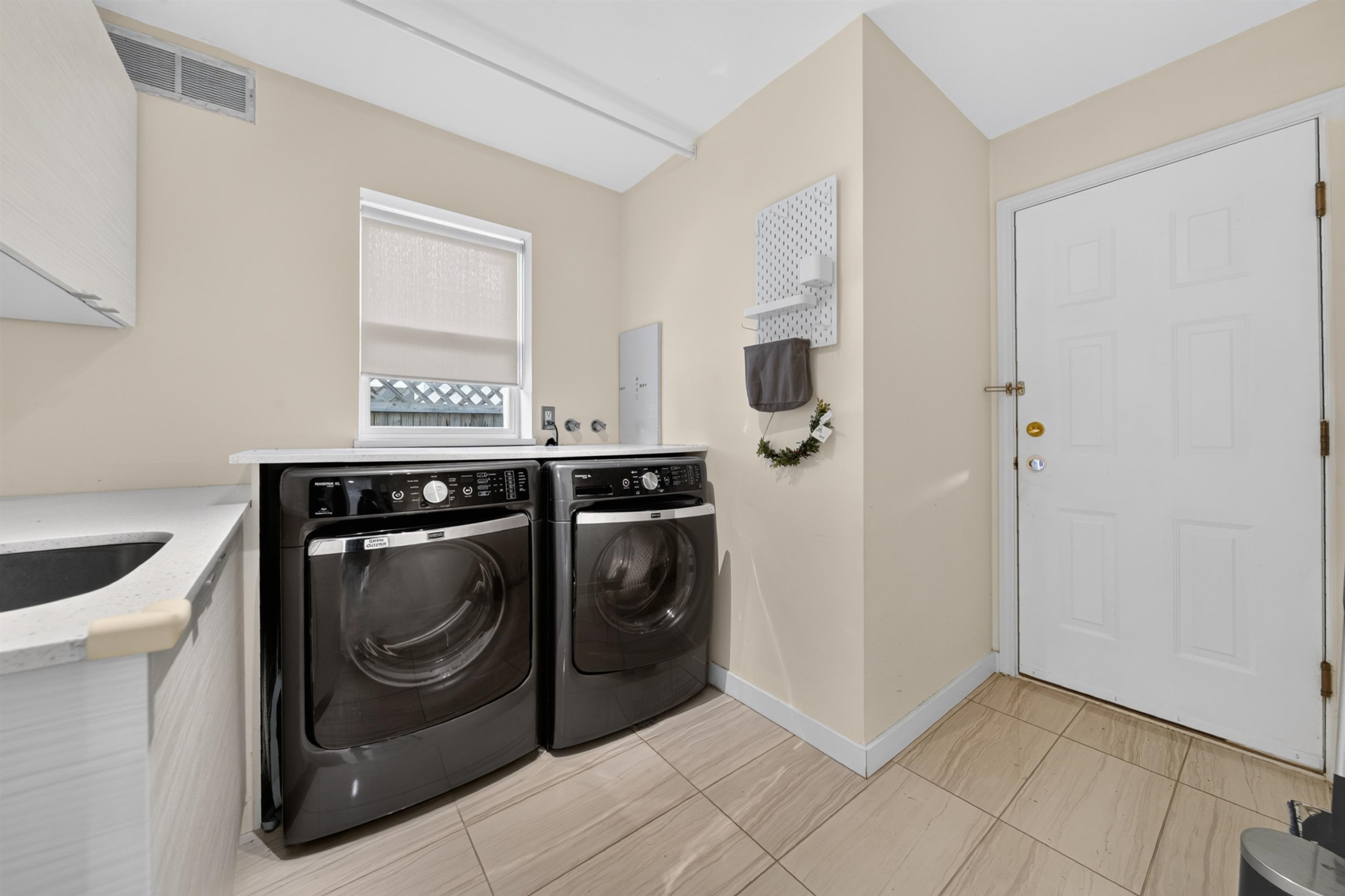 10360 Hall Avenue, Richmond, BC - Indoor Photo Showing Laundry Room