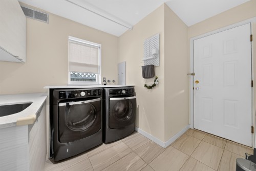 10360 Hall Avenue, Richmond, BC - Indoor Photo Showing Laundry Room