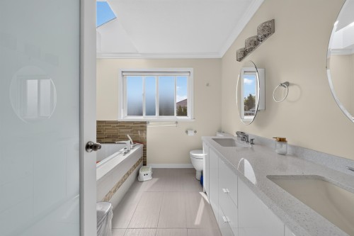 10360 Hall Avenue, Richmond, BC - Indoor Photo Showing Bathroom