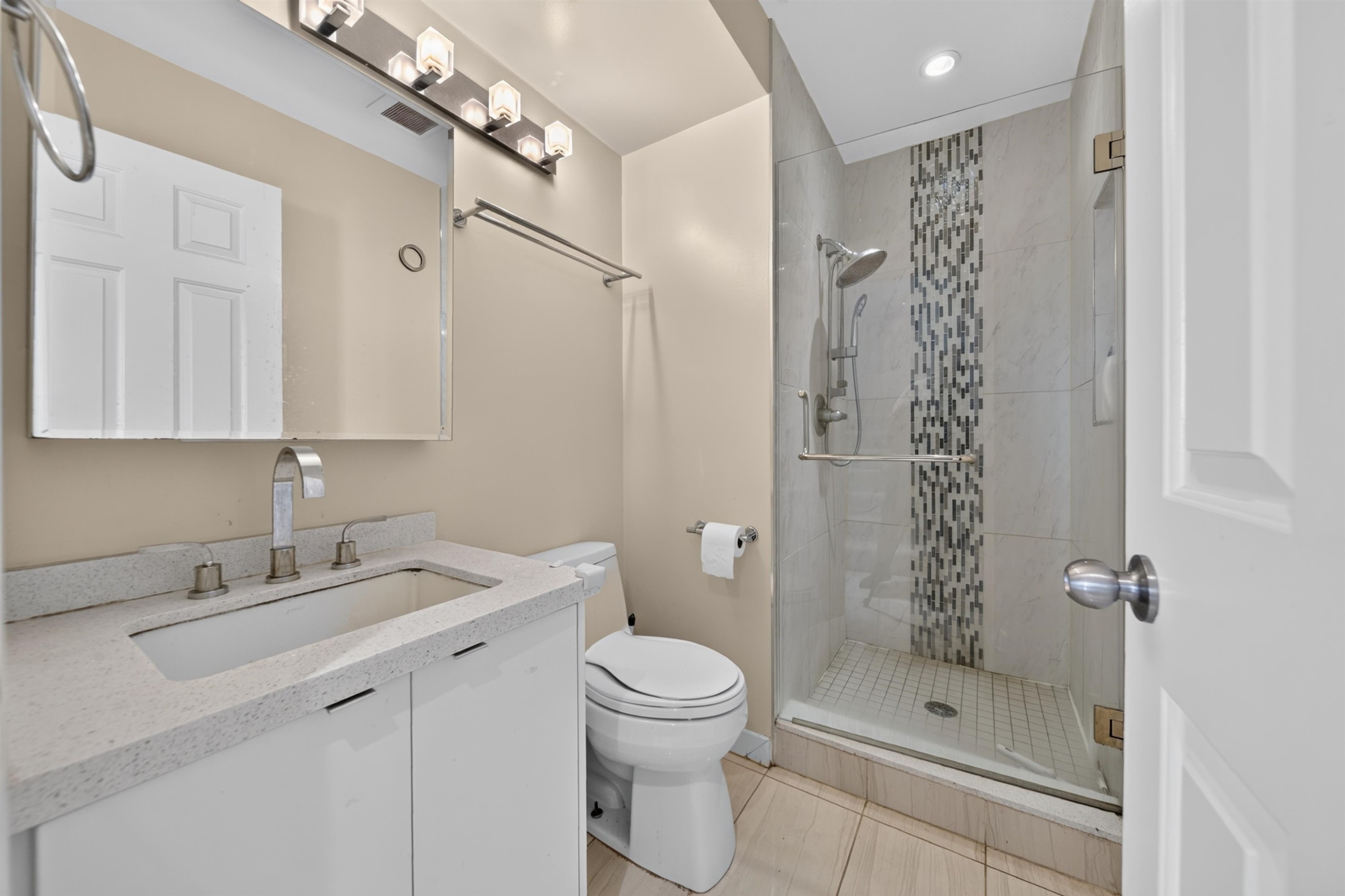 10360 Hall Avenue, Richmond, BC - Indoor Photo Showing Bathroom