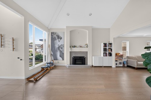 10360 Hall Avenue, Richmond, BC - Indoor Photo Showing Living Room With Fireplace