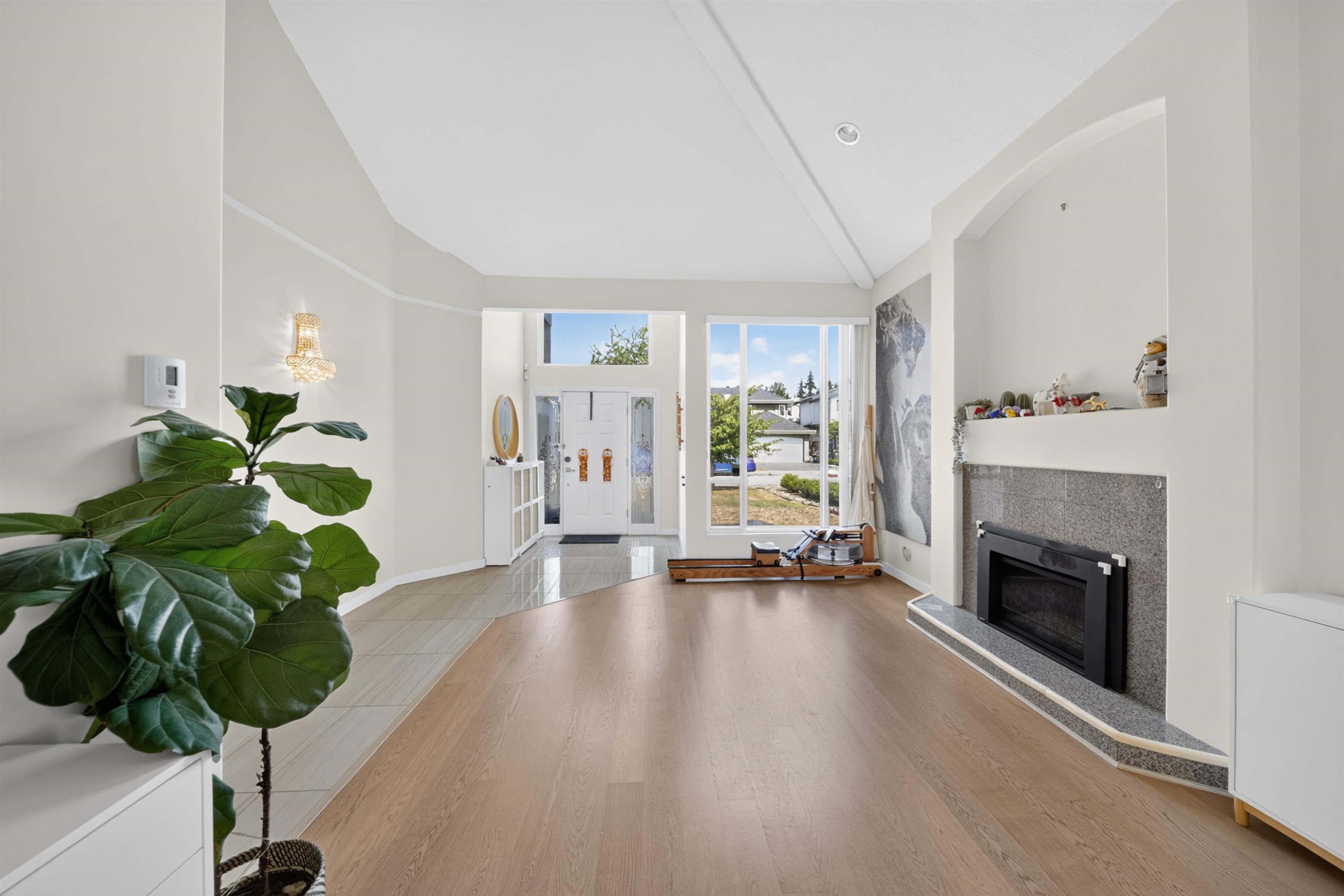 10360 Hall Avenue, Richmond, BC - Indoor Photo Showing Living Room With Fireplace