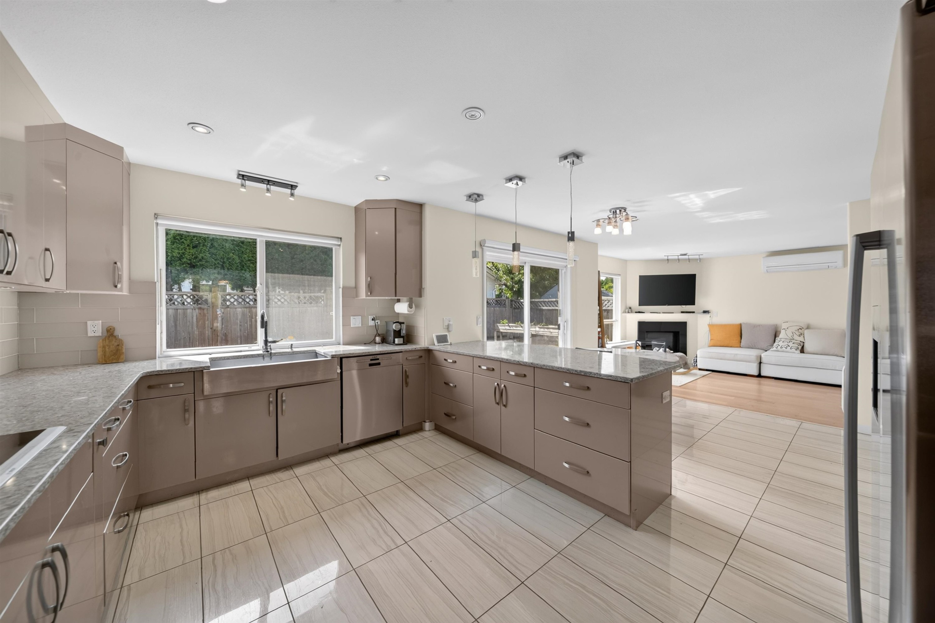 10360 Hall Avenue, Richmond, BC - Indoor Photo Showing Kitchen With Upgraded Kitchen