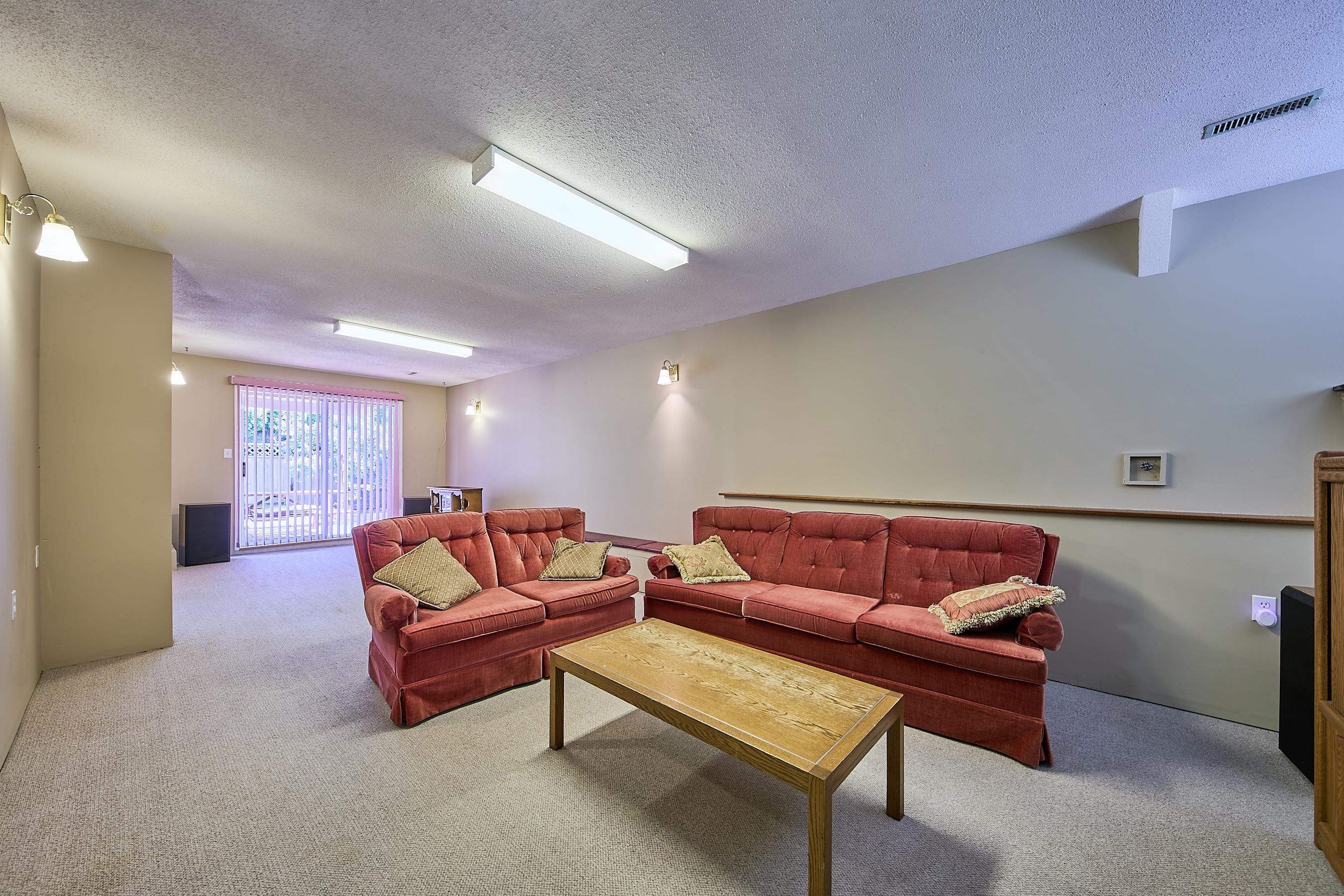 2944 Valleyvista Drive, Coquitlam, BC - Indoor Photo Showing Living Room
