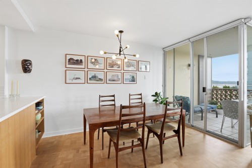 102-2135 Argyle Avenue, West Vancouver, BC - Indoor Photo Showing Dining Room