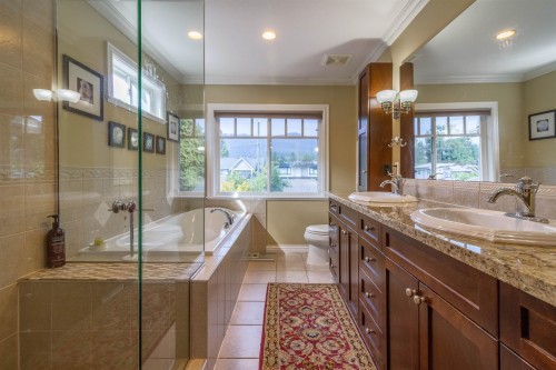 358 14Th Street E, North Vancouver, BC - Indoor Photo Showing Bathroom