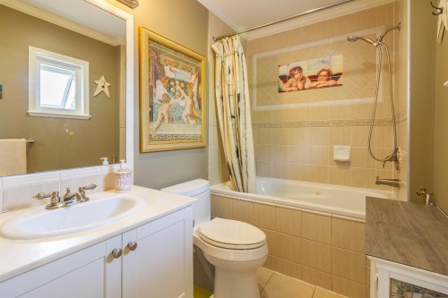 358 14Th Street E, North Vancouver, BC - Indoor Photo Showing Bathroom