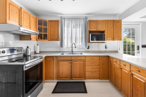 1728 Pekrul Place, Port Coquitlam, BC - Indoor Photo Showing Kitchen With Double Sink