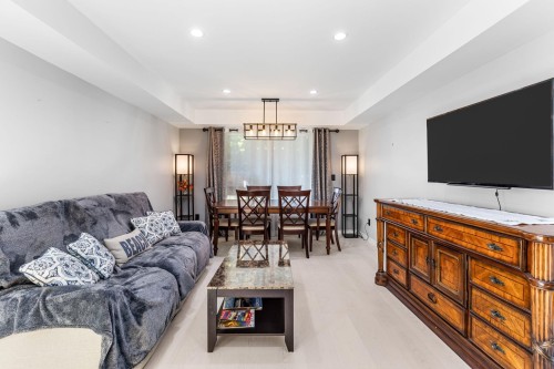 1728 Pekrul Place, Port Coquitlam, BC - Indoor Photo Showing Living Room