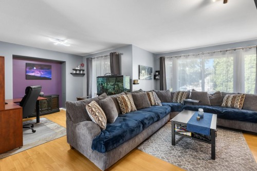1728 Pekrul Place, Port Coquitlam, BC - Indoor Photo Showing Living Room