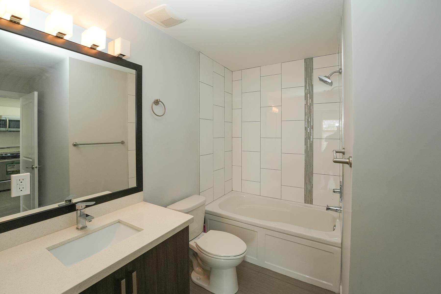 403-2408 Broadway E, Vancouver, BC - Indoor Photo Showing Bathroom